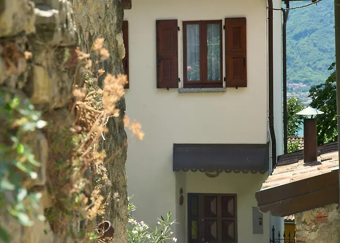 Persimmon Semesterbostad Ossuccio